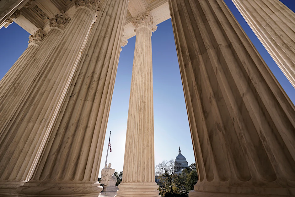 Der Supreme Court in Washington mit dem Capitol im Hintergrund.