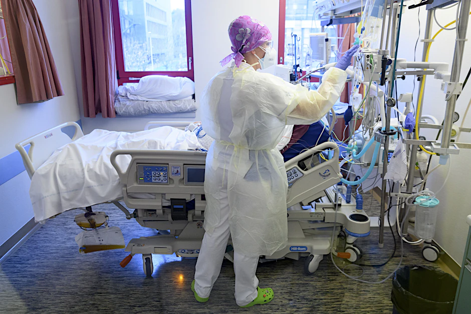 Blick in ein Krankenzimmer auf einer Corona-Intensivstation (Symboldbild).