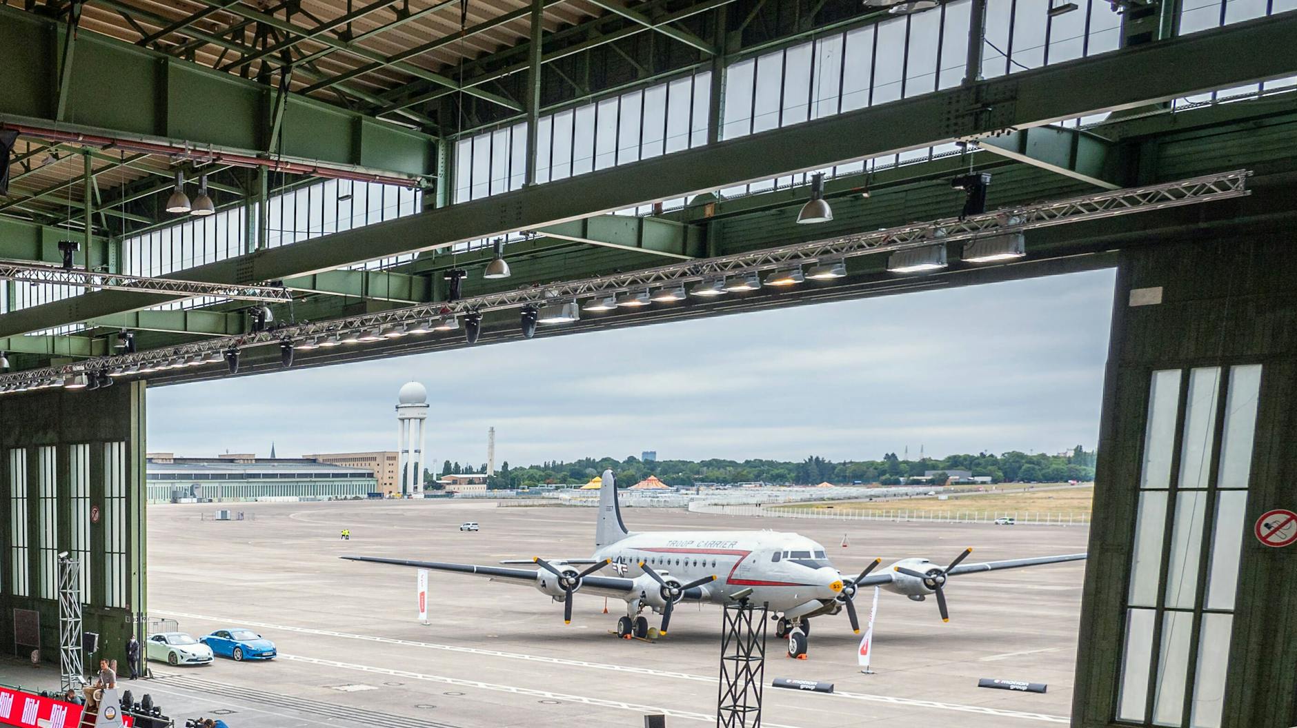 Der Hangar 6 am einstigen Flughafen Tempelhof, in dem die „Landshut“ gezeigt werden könnte. Auf dem Rollfeld steht bereits ein einstiger Rosinenbomber.