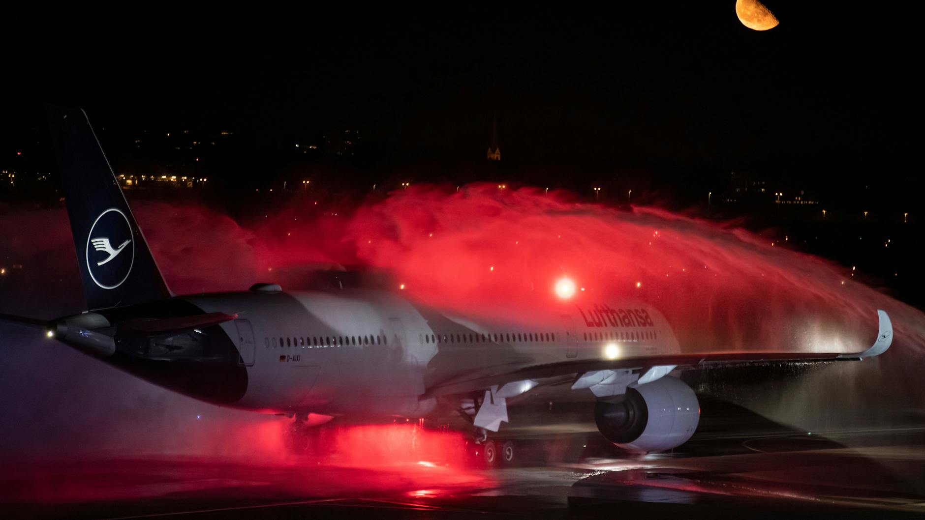 Eine kalte Dusche zum Schluss: Zwei Löschzüge der Flughafen-Feuerwehr verabschiedeten den letzten Flug der Lufthansa.