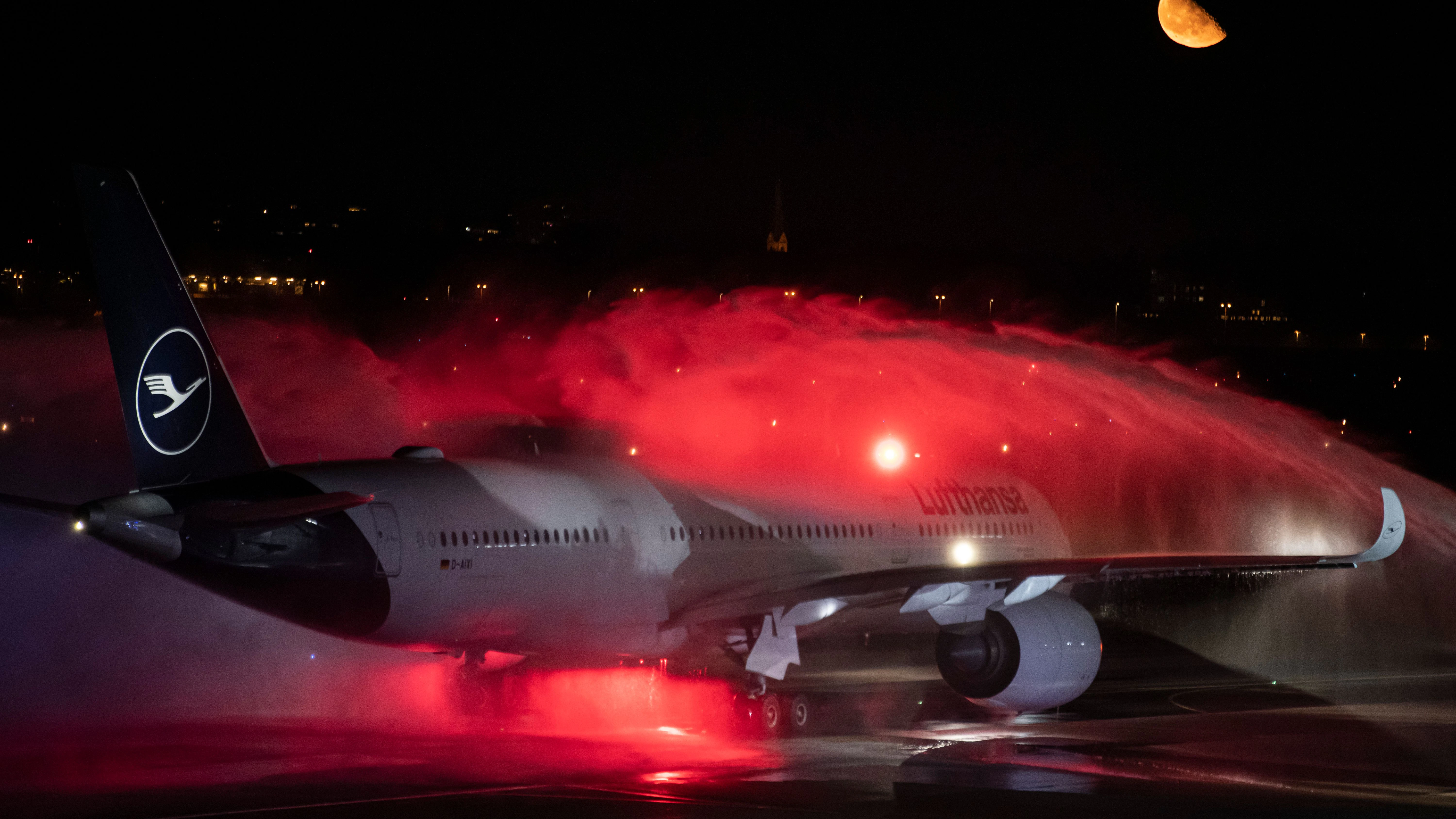 Eine kalte Dusche zum Schluss: Zwei Löschzüge der Flughafen-Feuerwehr verabschiedeten den letzten Flug der Lufthansa.