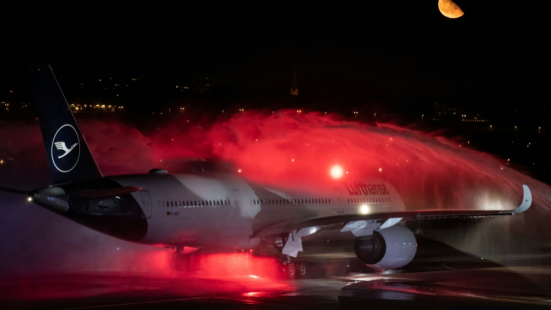 Eine kalte Dusche zum Schluss: Zwei Löschzüge der Flughafen-Feuerwehr verabschiedeten den letzten Flug der Lufthansa.