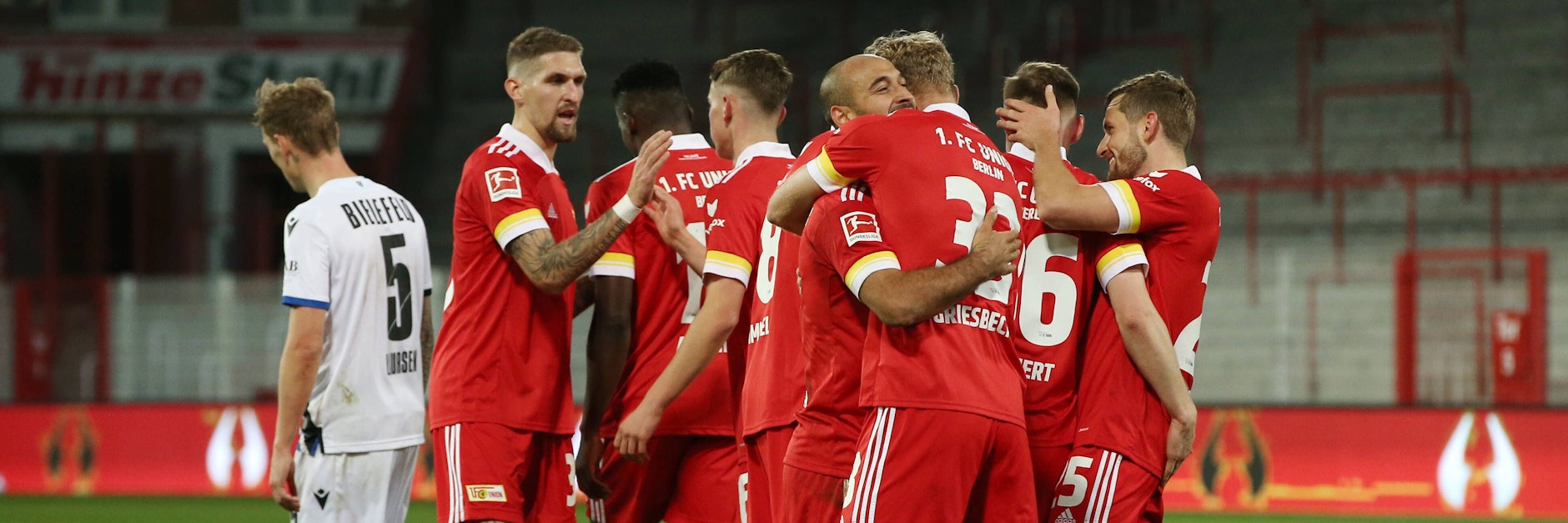 Überglückliche Eiserne jubeln über den Sieg gegen Bielefeld.