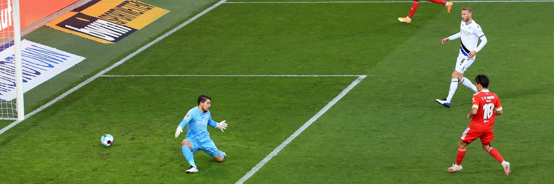 Keita Endo (r.) eröffnet mit seinem 1:0 Unions Tor-Party gegen Bielefeld.