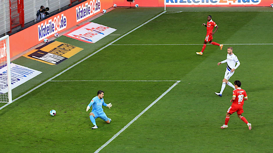 Keita Endo (r.) eröffnet mit seinem 1:0 Unions Tor-Party gegen Bielefeld.
