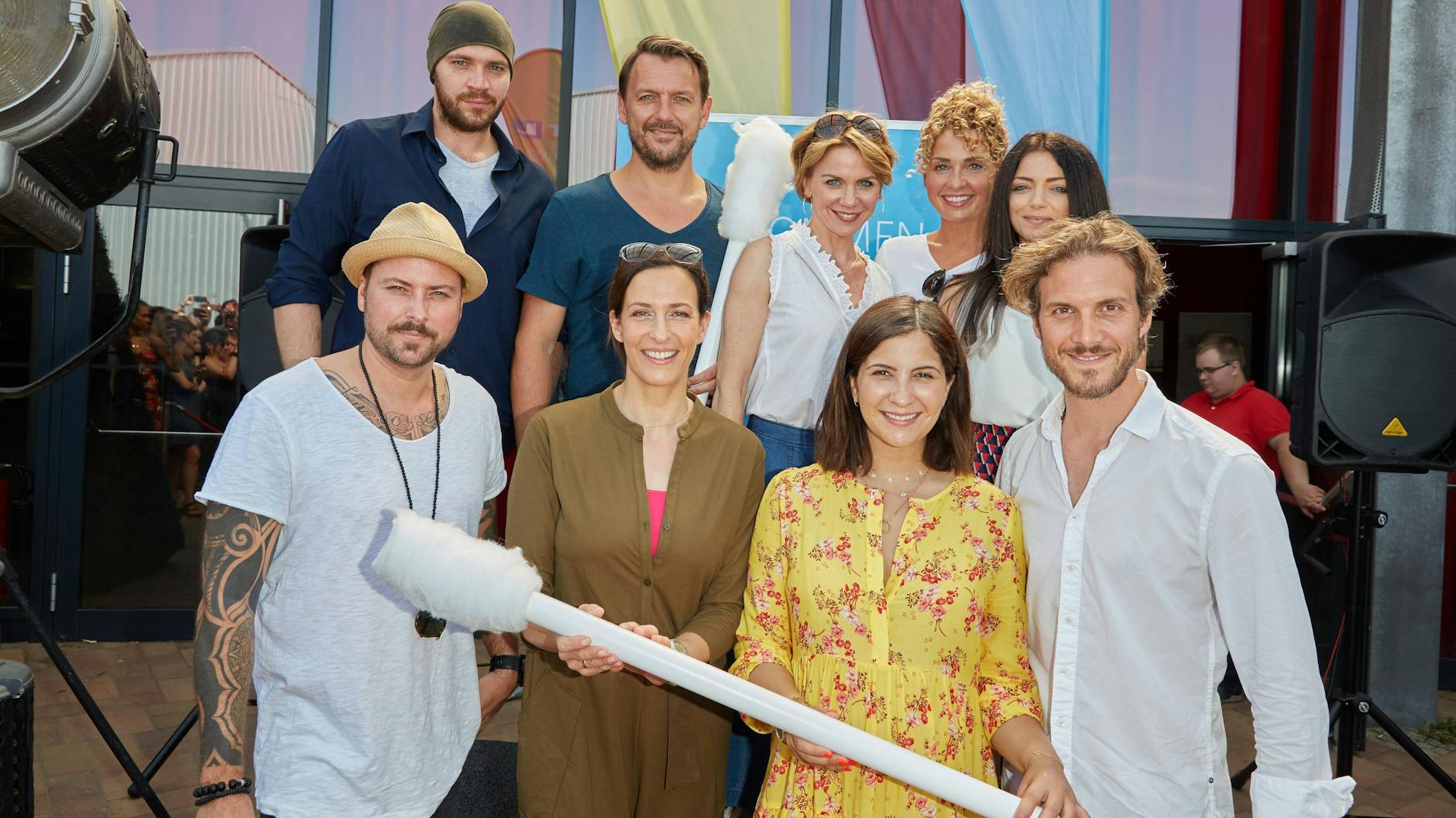 GZSZ-Ensemble mit (von links nach rechts) Felix von Jascheroff, Ulrike Frank, Chryssanthi Kavazi, Thaddaeus Meilinger (erste Reihe) sowie Patrick Heinrich, Nils Schulz, Gisa Zach, Maria Wedig und Anne Menden (zweite Reihe).