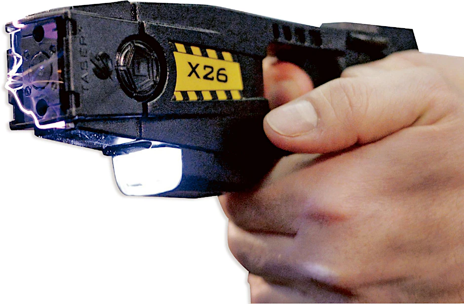 Ein Polizeibeamter zeigt bei einem Pressetermin die Handhabung eines auch als Taser bezeichneten Elektroimpulswaffe.