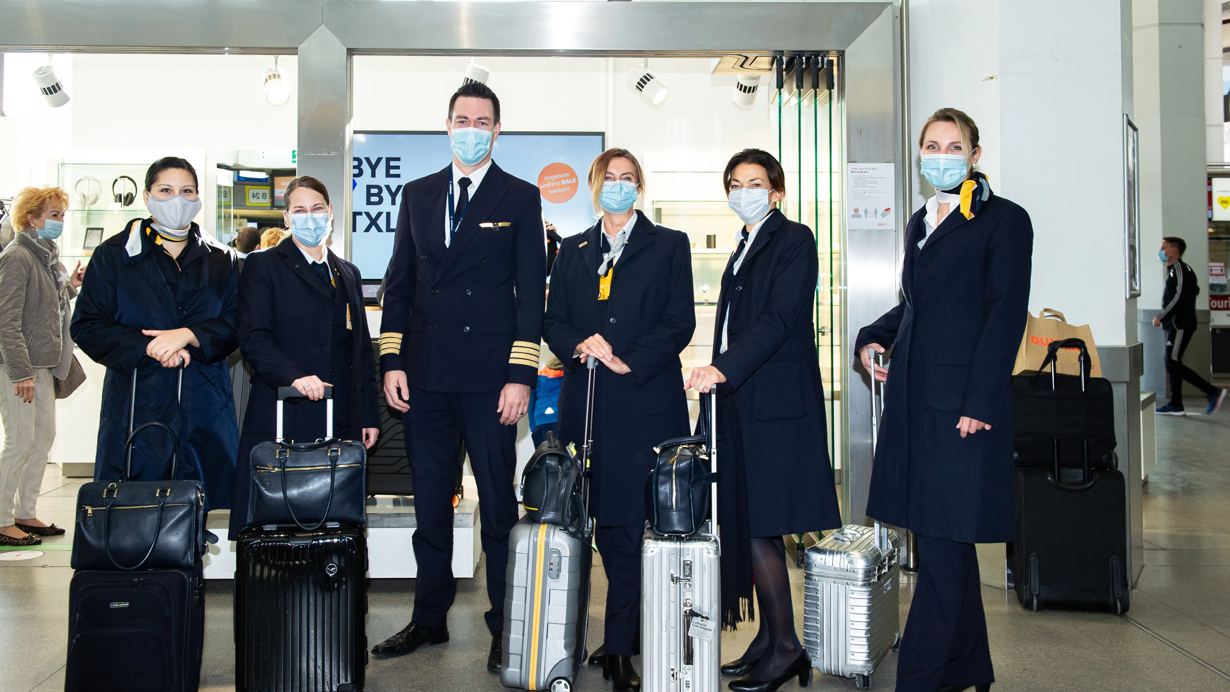Die Lufthansa-Crew auf dem Weg nach München. In der Mitte Flugkapitän&nbsp;Robert Balogh.