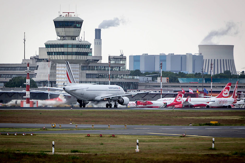 Der Flughafen Tegel. Damals standen hier, außer der Air France-Maschine, noch Flugzeuge der ehemaligen Berliner Fluggesellschaft Air Berlin auf dem Rollfeld.&nbsp;