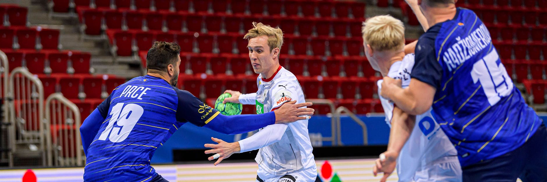 Zunge raus und durch: Fuchs Marian Michalczik (2.v.l.) im Spiel gegen Bosnien.