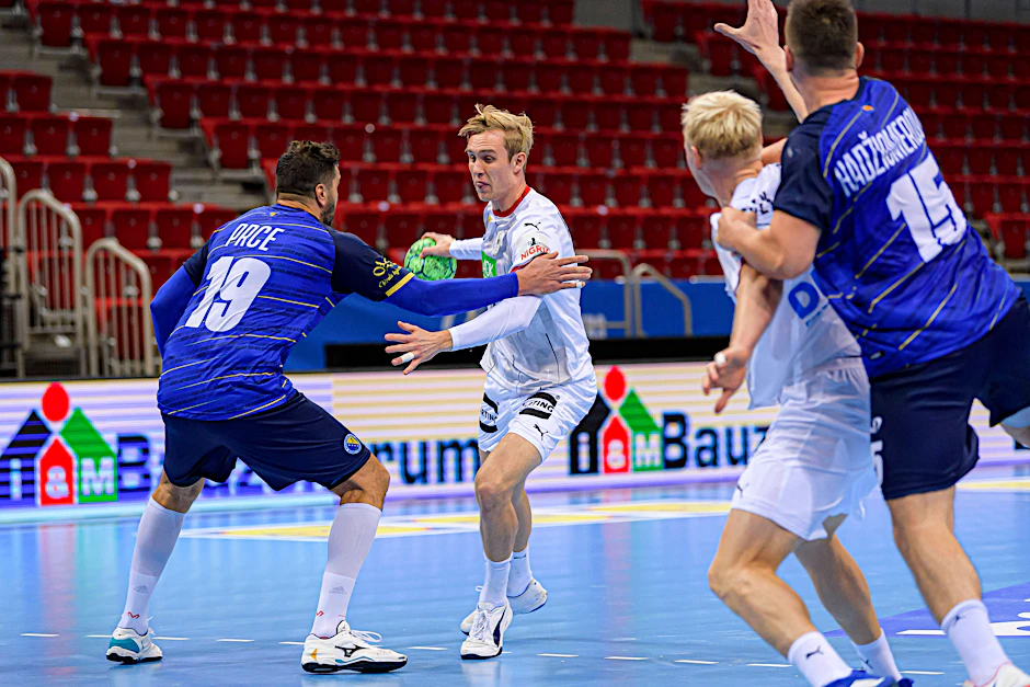Zunge raus und durch: Fuchs Marian Michalczik (2.v.l.) im Spiel gegen Bosnien.