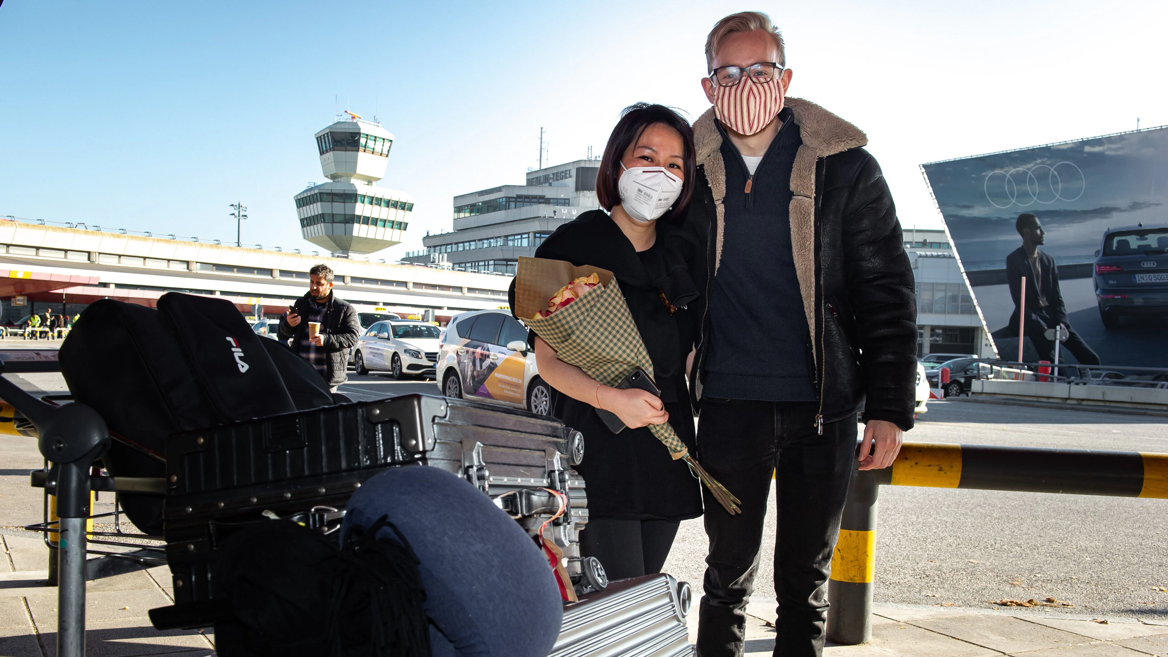 Wiedersehen nach zehn Monaten: Maximilian Renger konnte Freundin Yingzhi (29) aus China am Flughafen-Tegel endlich wieder in die Arme schließen. Sie waren solange wegen der Corona-Krise getrennt.&nbsp;