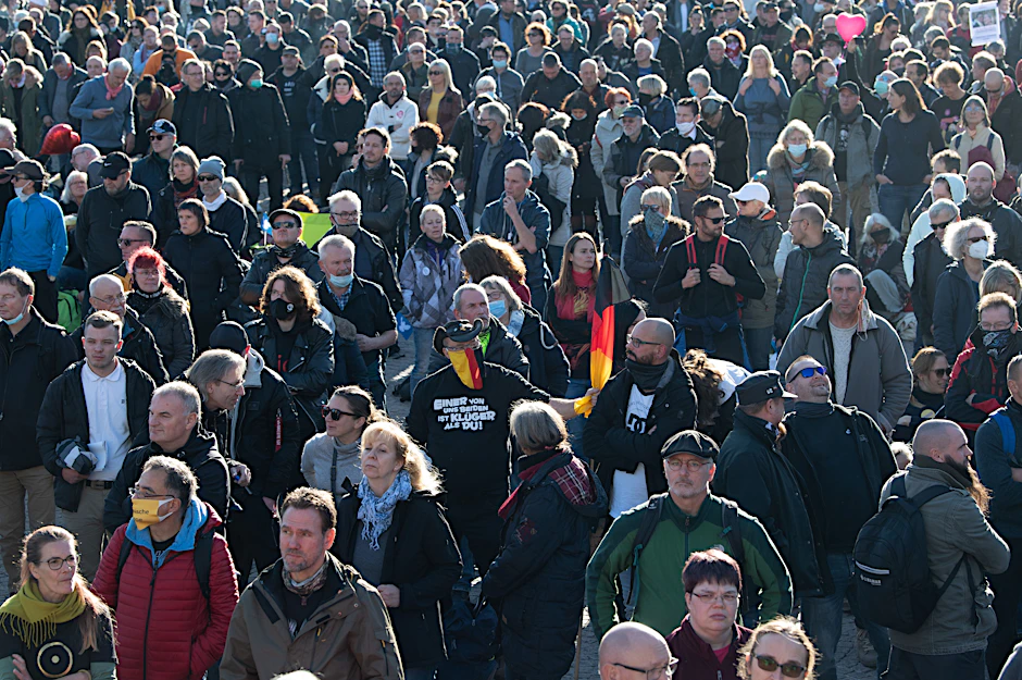 &nbsp;Tausende Teilnehmer der Demonstration der Stuttgarter Initiative „Querdenken“ stehen&nbsp; ohne Abstand in der Leipziger Innenstadt.