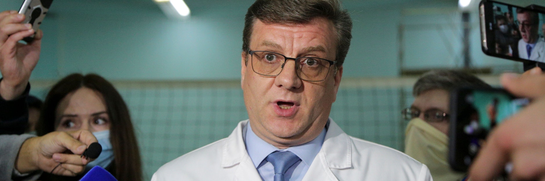 Alexander Murachowski, Chefarzt des Ambulanzkrankenhauses Nr. 1in Omsk, spricht bei einer Pressekonferenz über den Gesundheitszustand von Alexej Nawalny. 