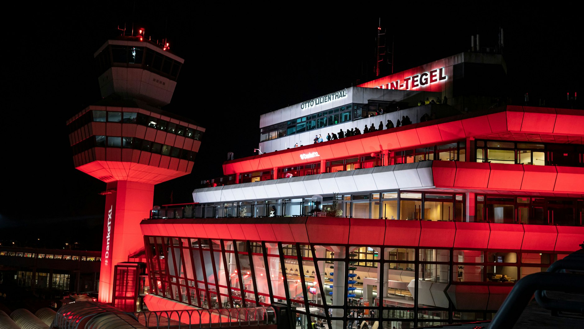 Illumination zum Abschied: Am Sonnabend wurde der Flughafen Tegel in rotes Licht getaucht.
