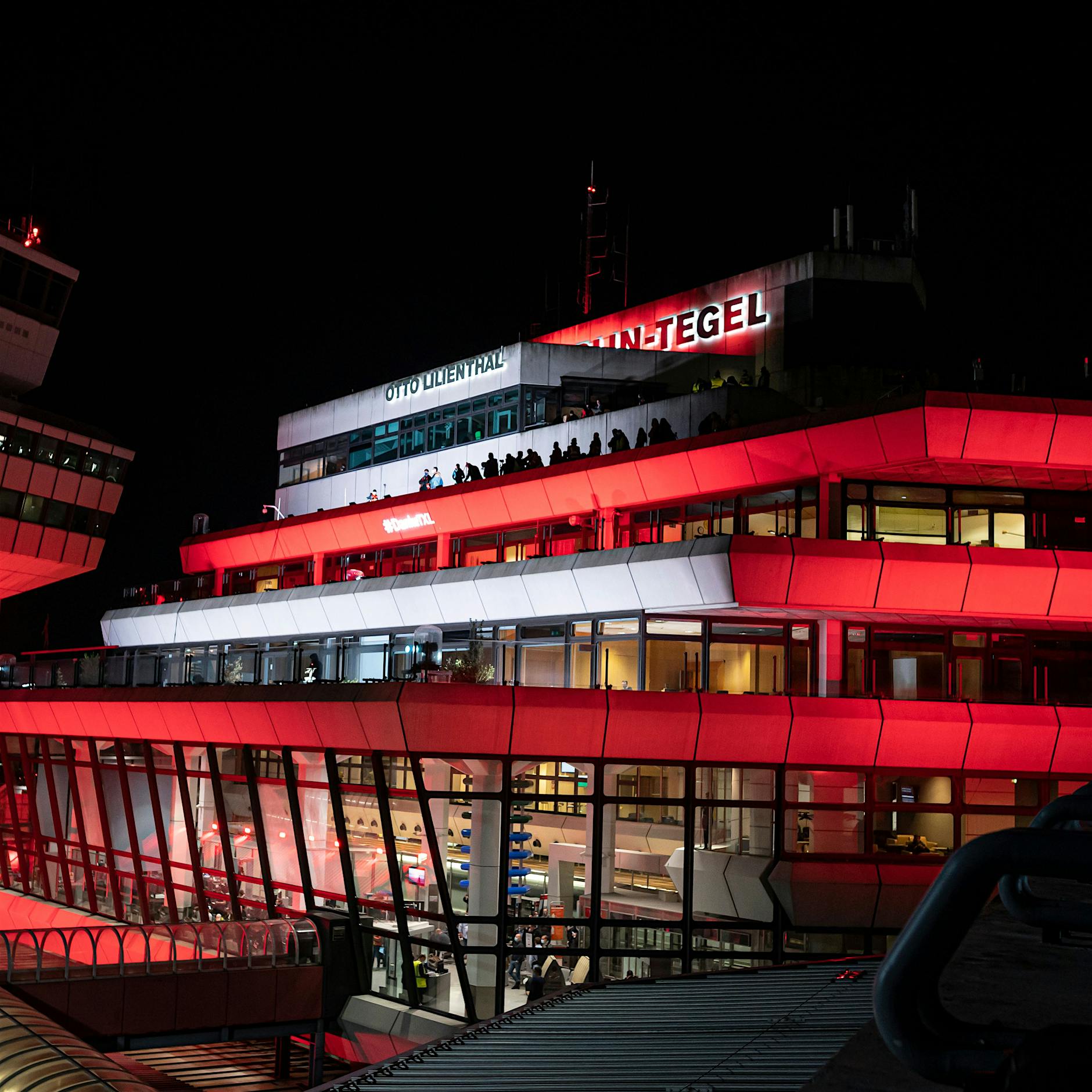 Kalte Duschen, Tanz und viele Tränen: So war der letzte Abend in Tegel