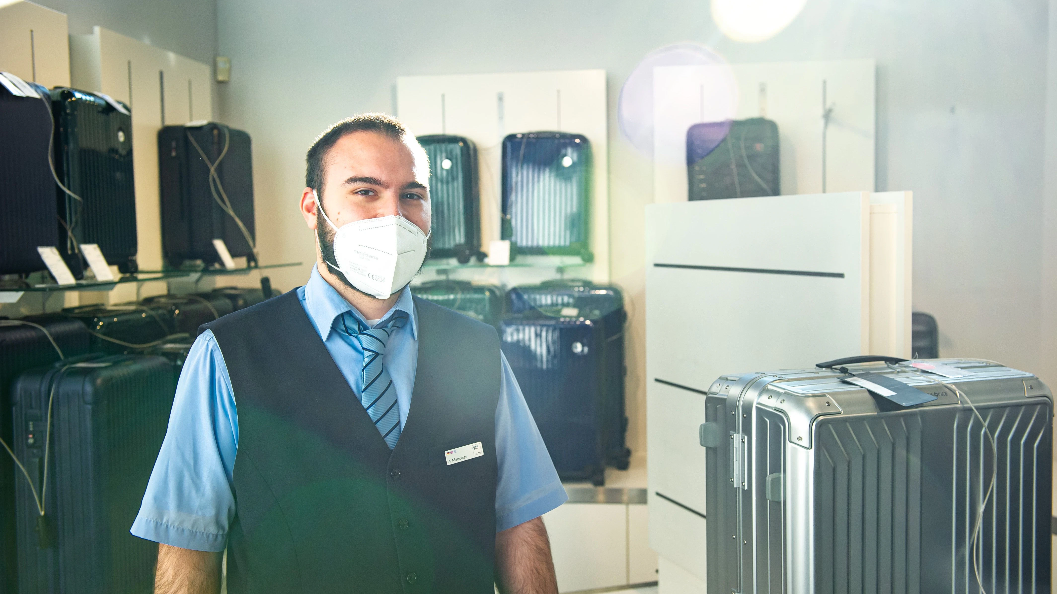Antonius Magoulas machte noch ein gutes Geschäft: Viele Besucher kauften die letzten Koffer in seinem Geschäft im Terminal A.