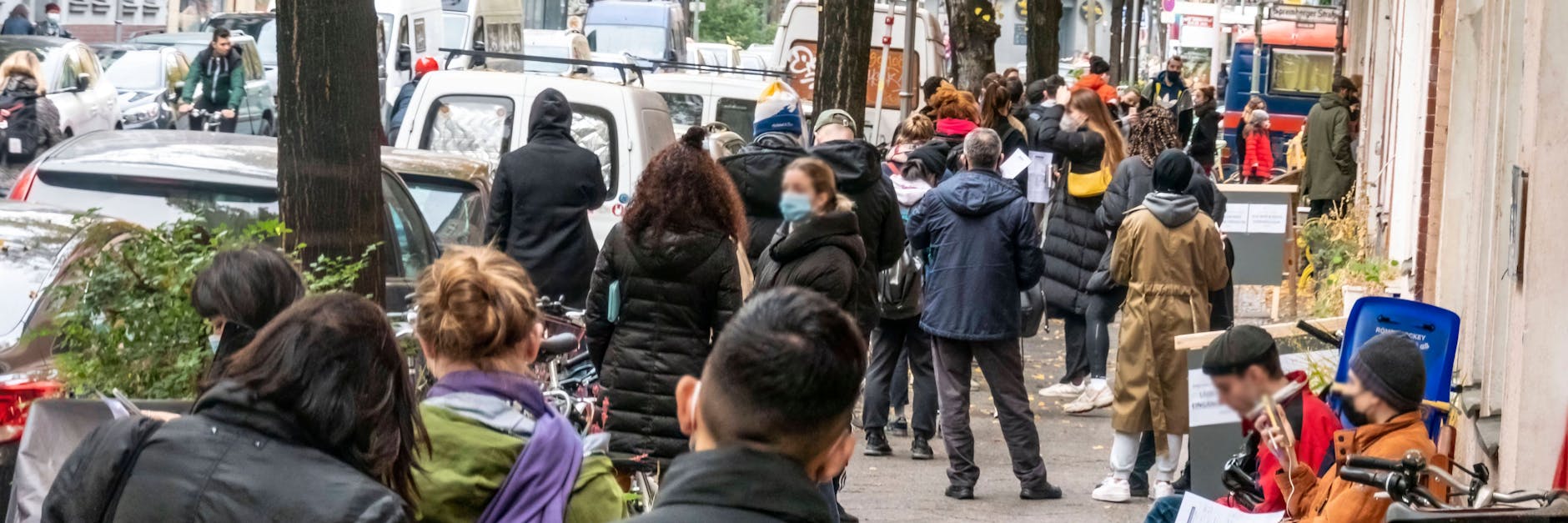Menschen stehen in Neukölln an, um sich auf das Coronavirus testen zu lassen.