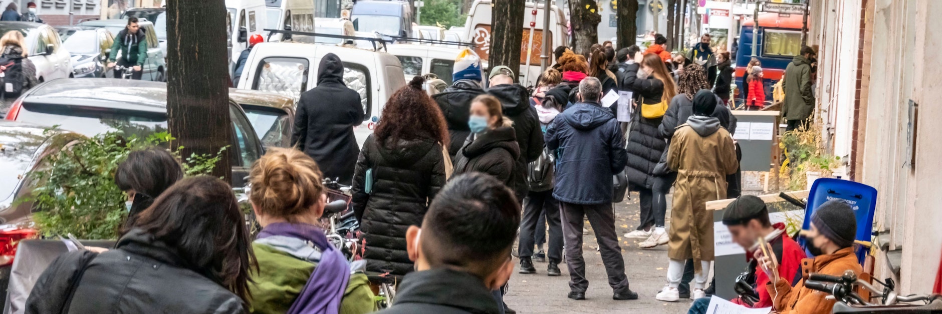 Menschen stehen in Neukölln an, um sich auf das Coronavirus testen zu lassen.