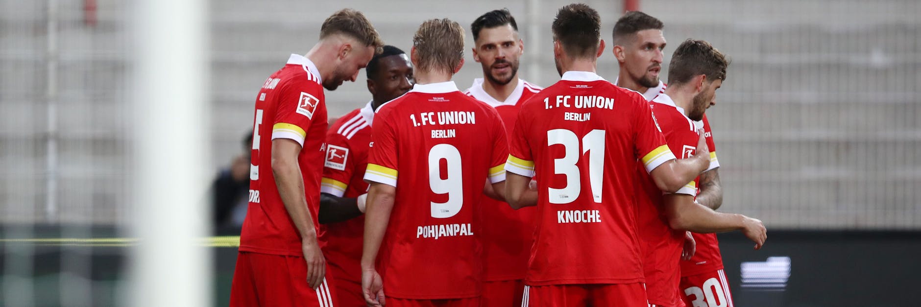 Der 1. FC Union Berlin feiert das 3:0 durch Sheraldo Becker (2.v.l.)