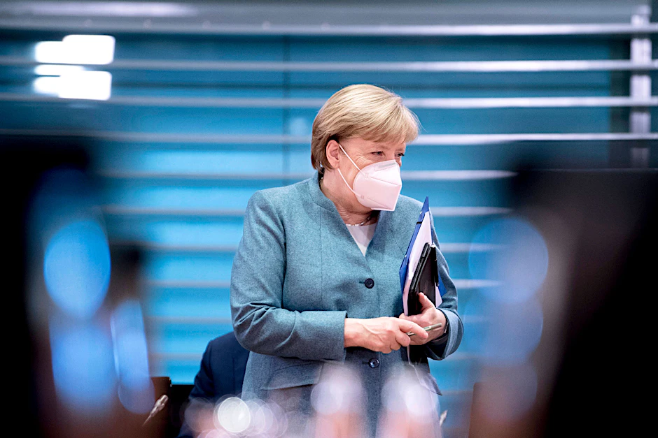 Bundeskanzlerin Angela Merkel trägt während einer Sitzung eine Maske.