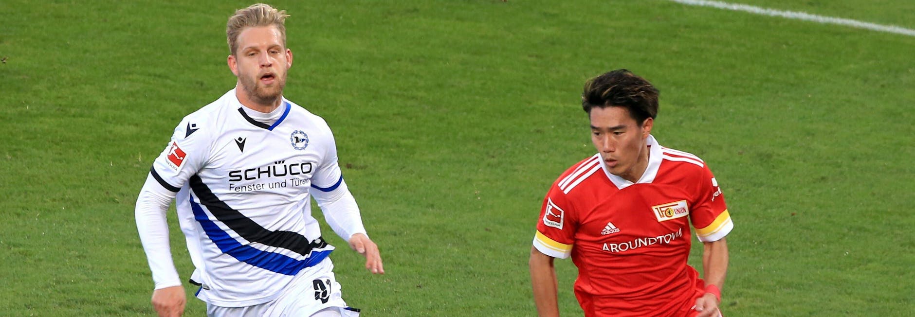 Keita Endo läuft Bielefelds Hertha-Leihgabe Arne Maier davon.