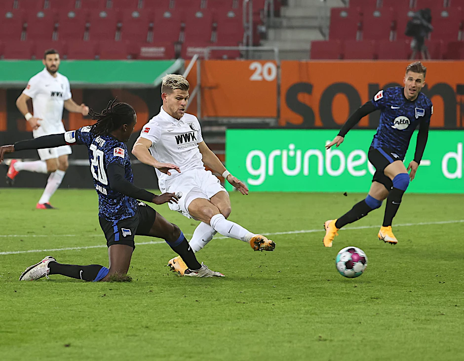 Bei der Rettungsaktion gegen Augsburgs Niederlechner verknackste sich Herthas Boyata (l.) seinen Rücken.