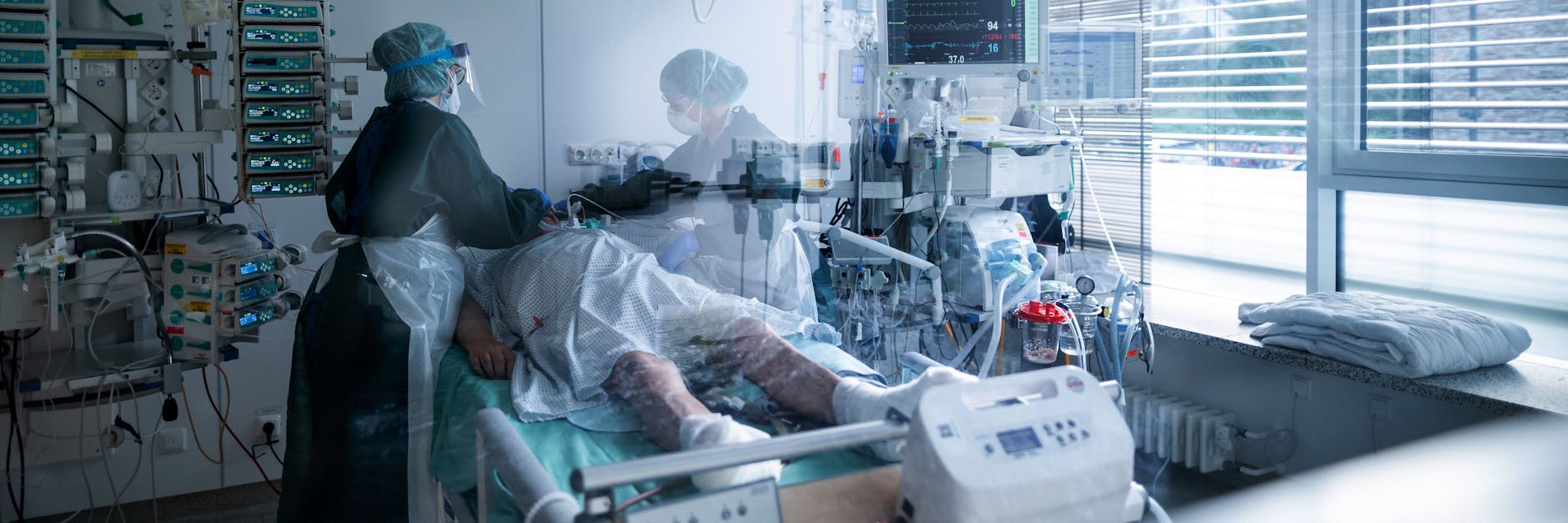 Auf den Intensivstationen deutscher Kliniken müssen immer mehr Corona-Patienten behandelt werden.