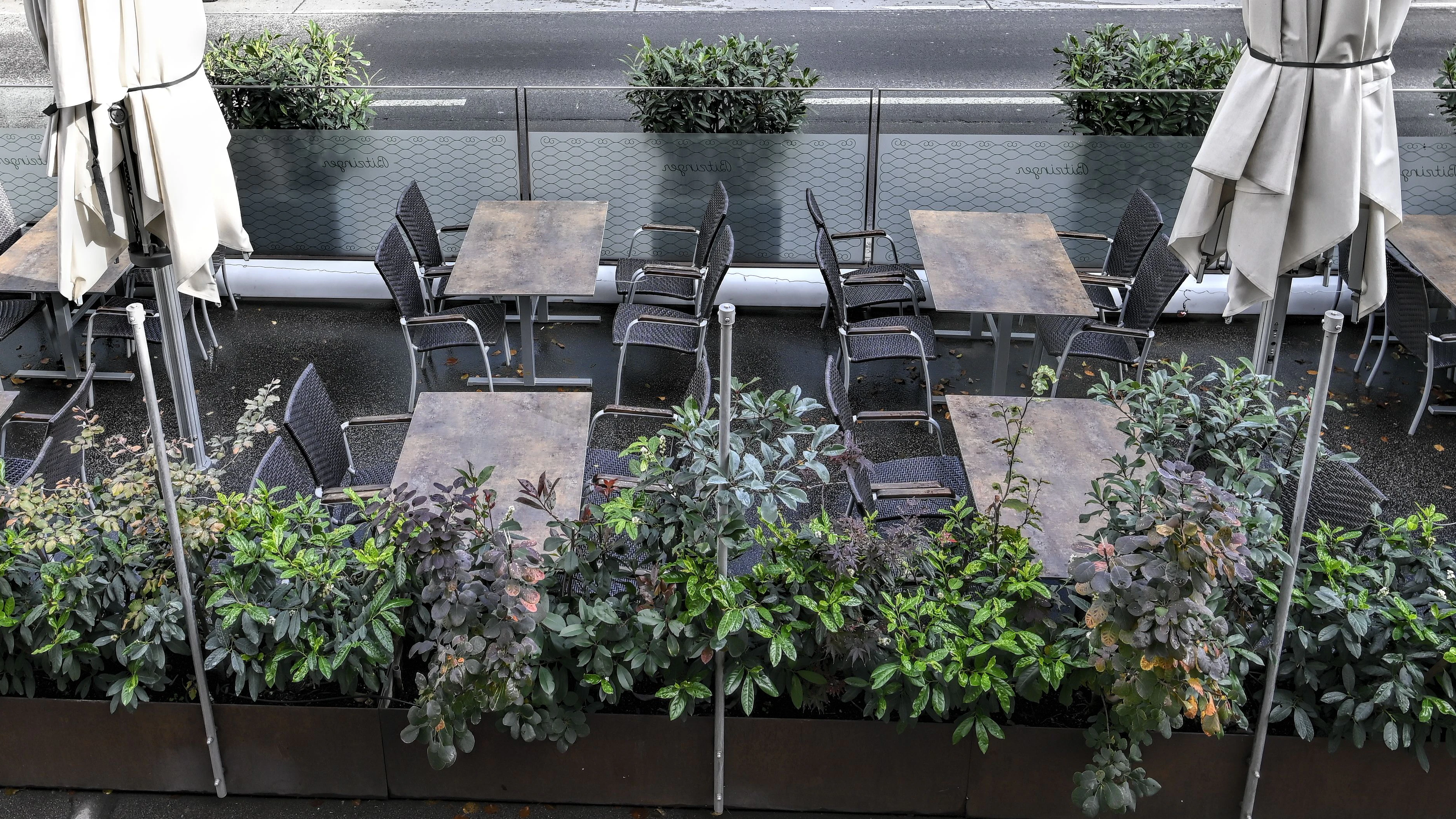 Leere Stühle stehen in eine Außenbereich eines Restaurants in Wien. Auch hier musste die gesamte Gastronomie schließen.