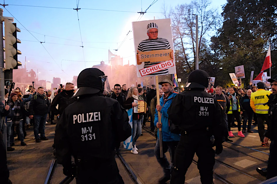 Immer wieder wurde während der Corona-Leugner-Demo auch Pyrotechnik gezündet und geworfen.