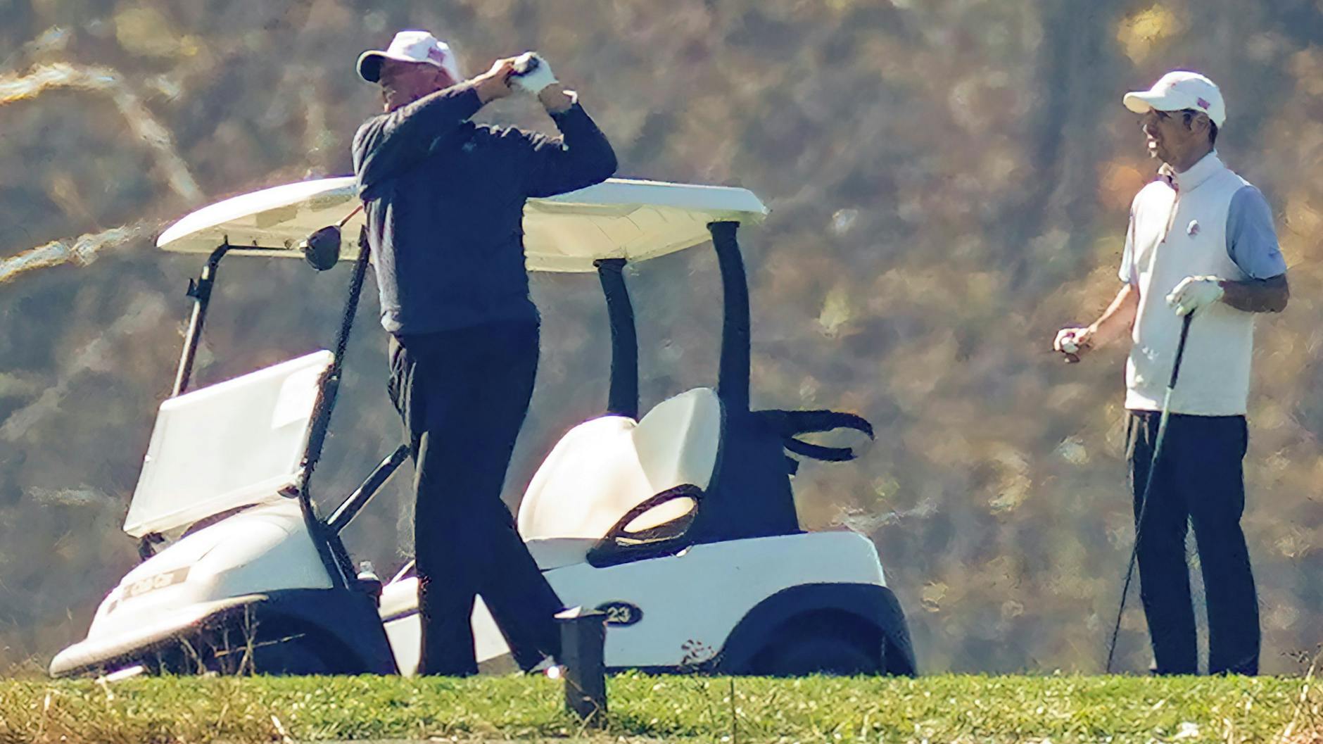 Als Bidens Sieg verkündet wird, steht Donald Trump auf dem Golfplatz. 
