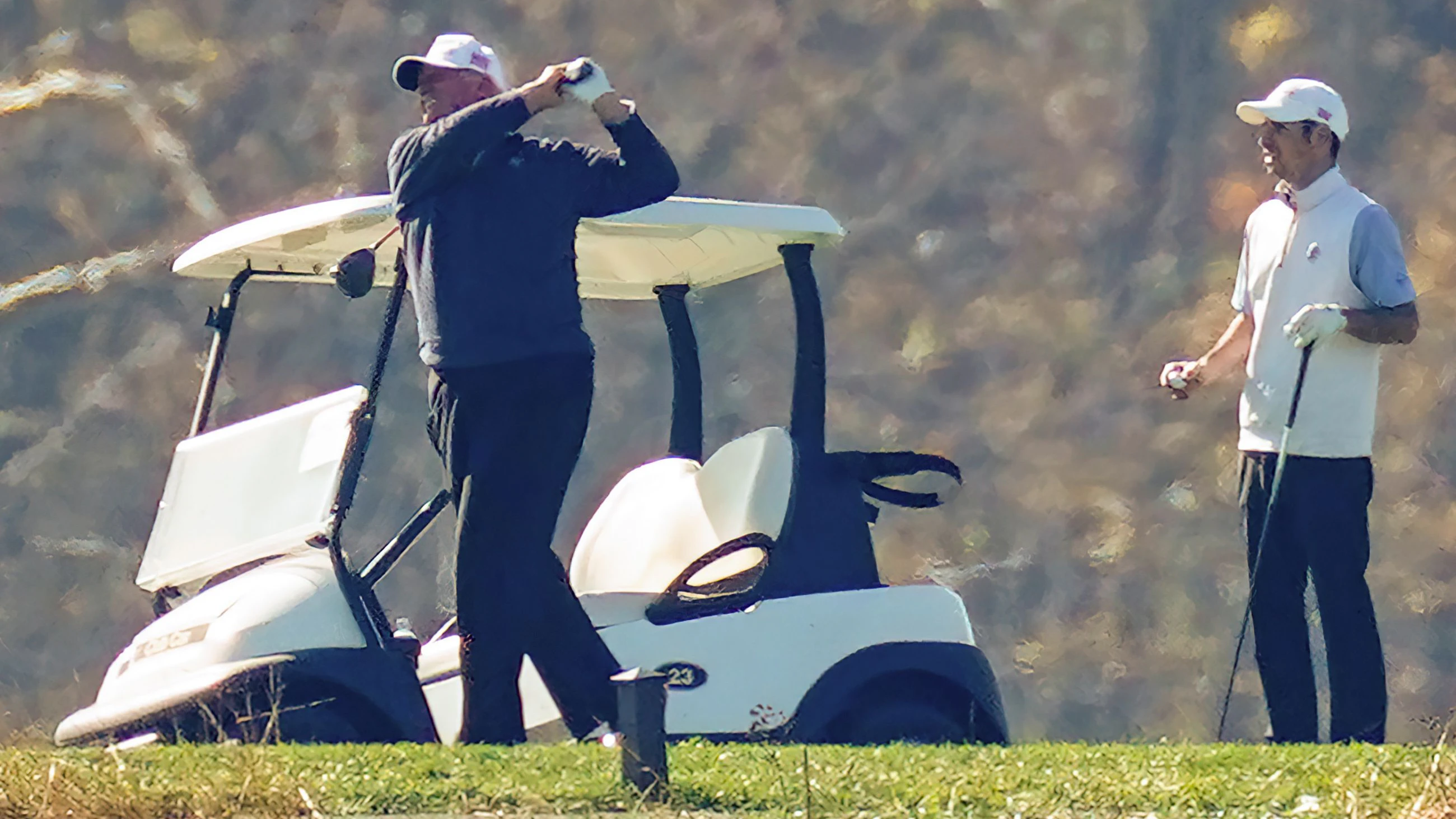 Als Bidens Sieg verkündet wird, steht Donald Trump auf dem Golfplatz.&nbsp;