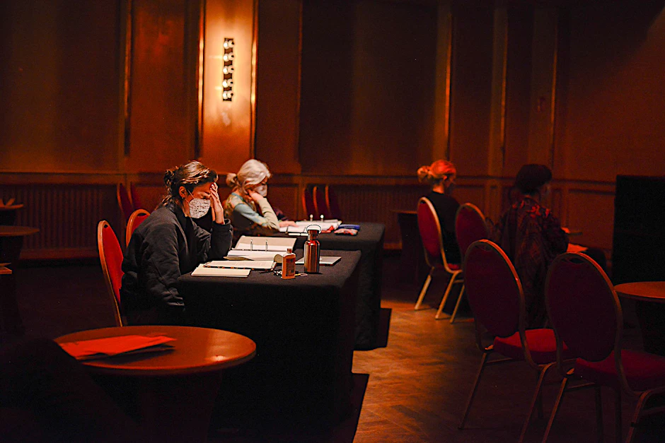 Juryarbeit unter Coronabedingungen:&nbsp;Marica Bodrožić und Verena Güntner hören und lesen im publikumsleeren Heimathafen Neukölln konzentriert zu.