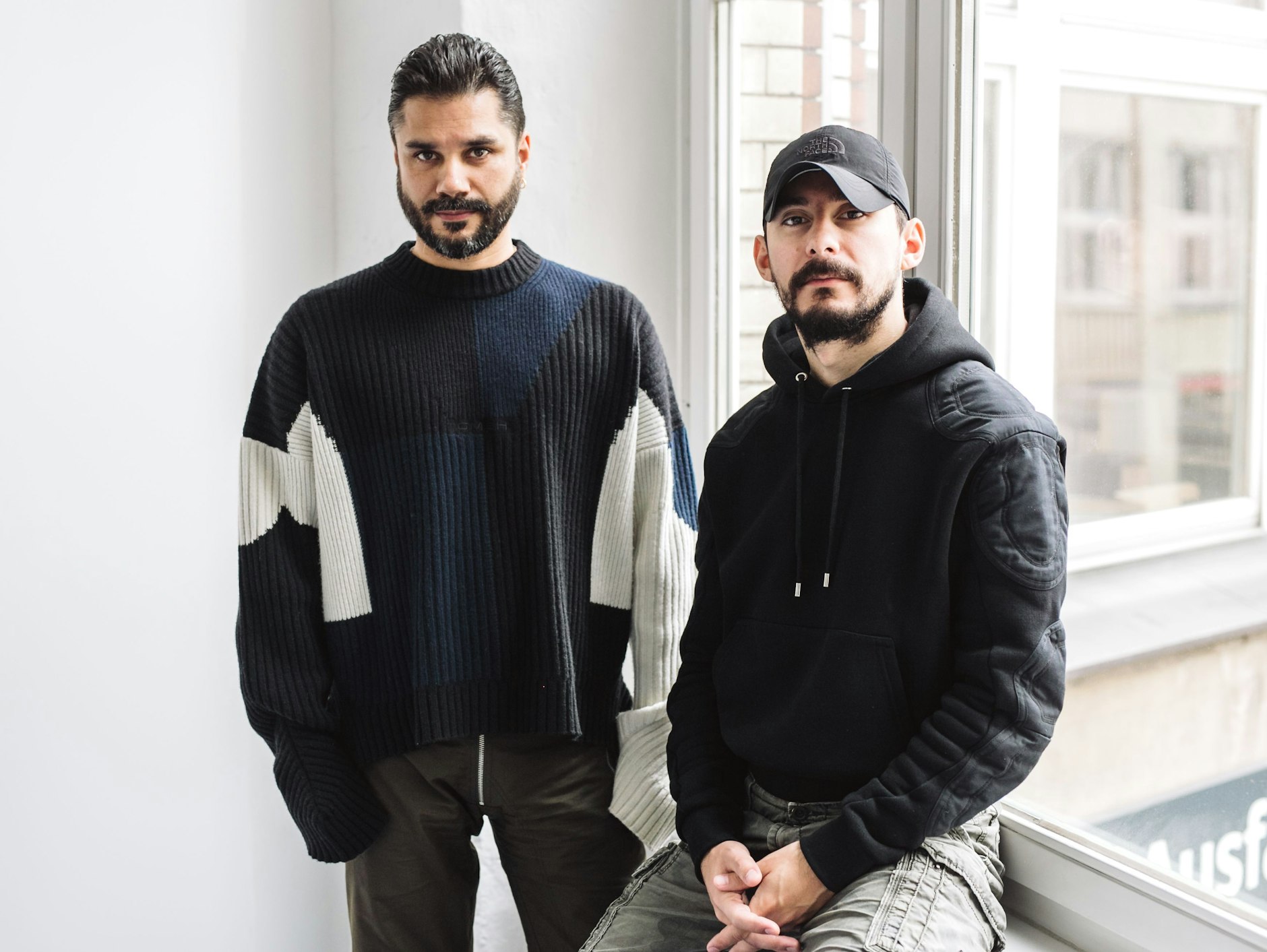 Würden Sie von diesen Herren einen Pullover kaufen? Klar! Fotograf Benjamin Huseby (li.) und Modedesigner Serhat Isik sind GmbH.