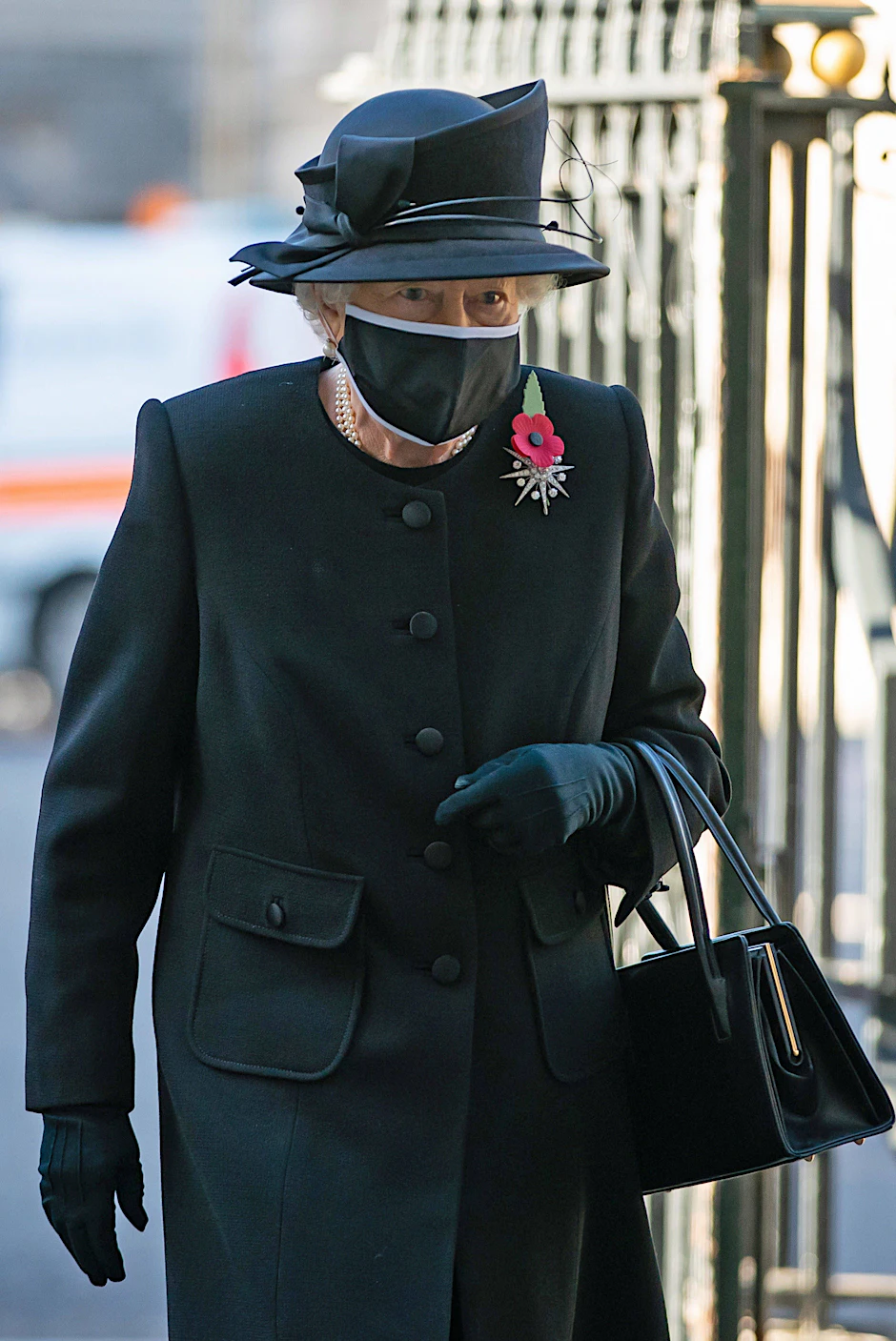 Die Queen zeigt sich auch beim Mund-Nasen-Schutz modisch: Die britische Königin Elizabeth II. ist erstmals mit Corona-Maske in der Öffentlichkeit aufgetreten.