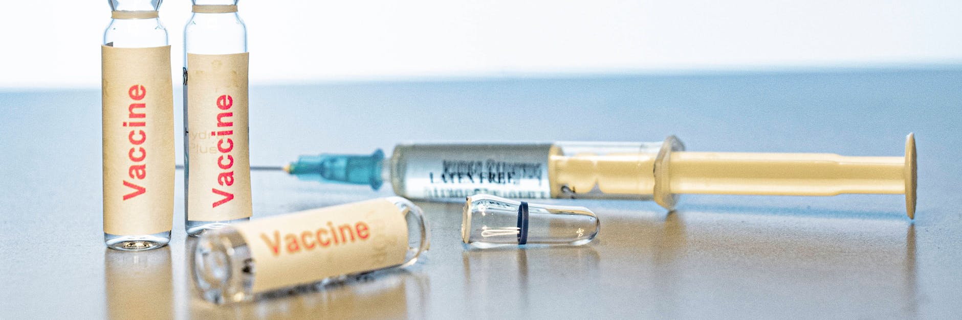 Der Impfstoff soll den Ausweg aus der Pandemie ebnen.