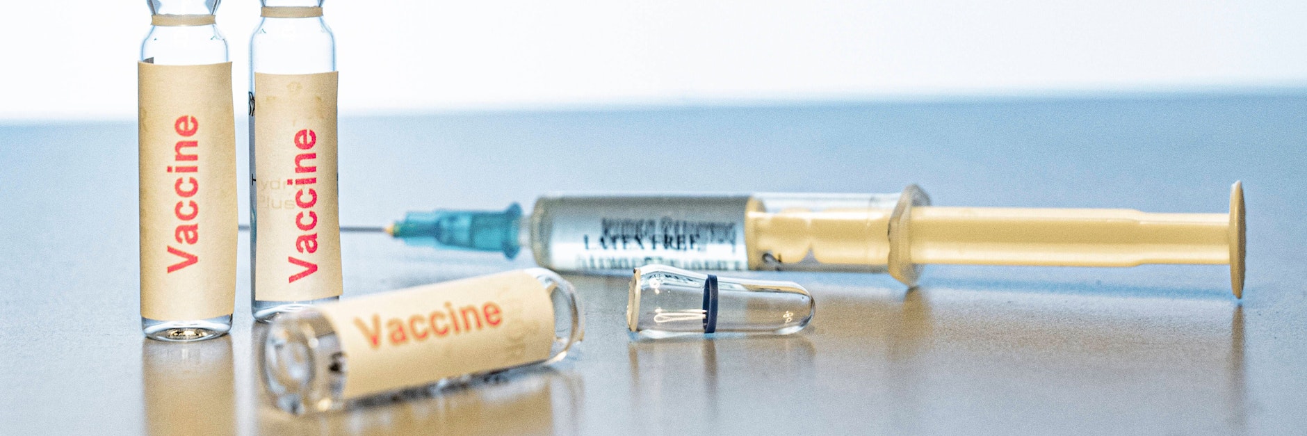 Der Impfstoff soll den Ausweg aus der Pandemie ebnen.