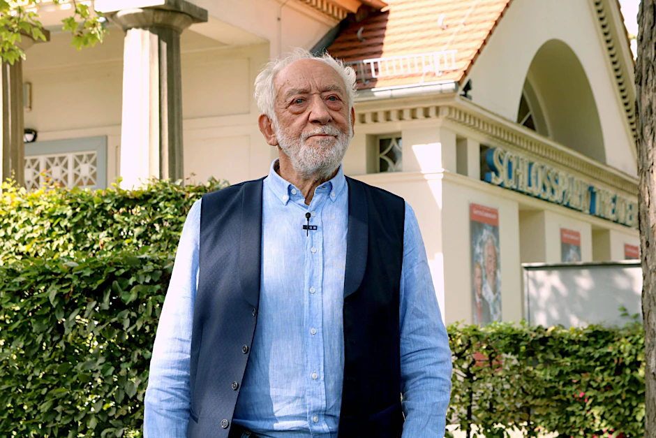 Der Kabarettist Dieter Hallervorden, 85, ist der einzige Theaterleiter in Deutschland, der juristisch gegen die coronabedingte Schließung seines Hauses vorgeht, das Schlosspark Theater in Berlin.
