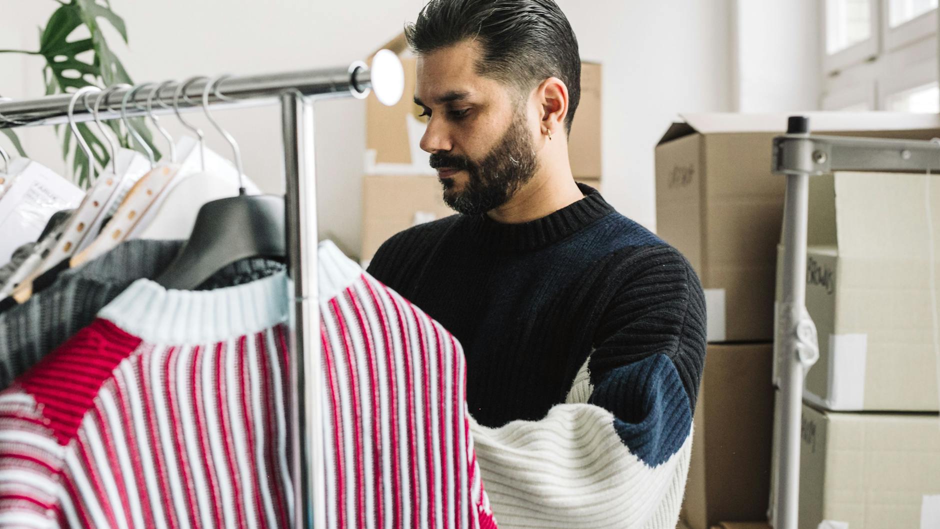 Alles vorbereitet: Benjamin Huseby fotografiert die GmbH-Kampagnen selbst.