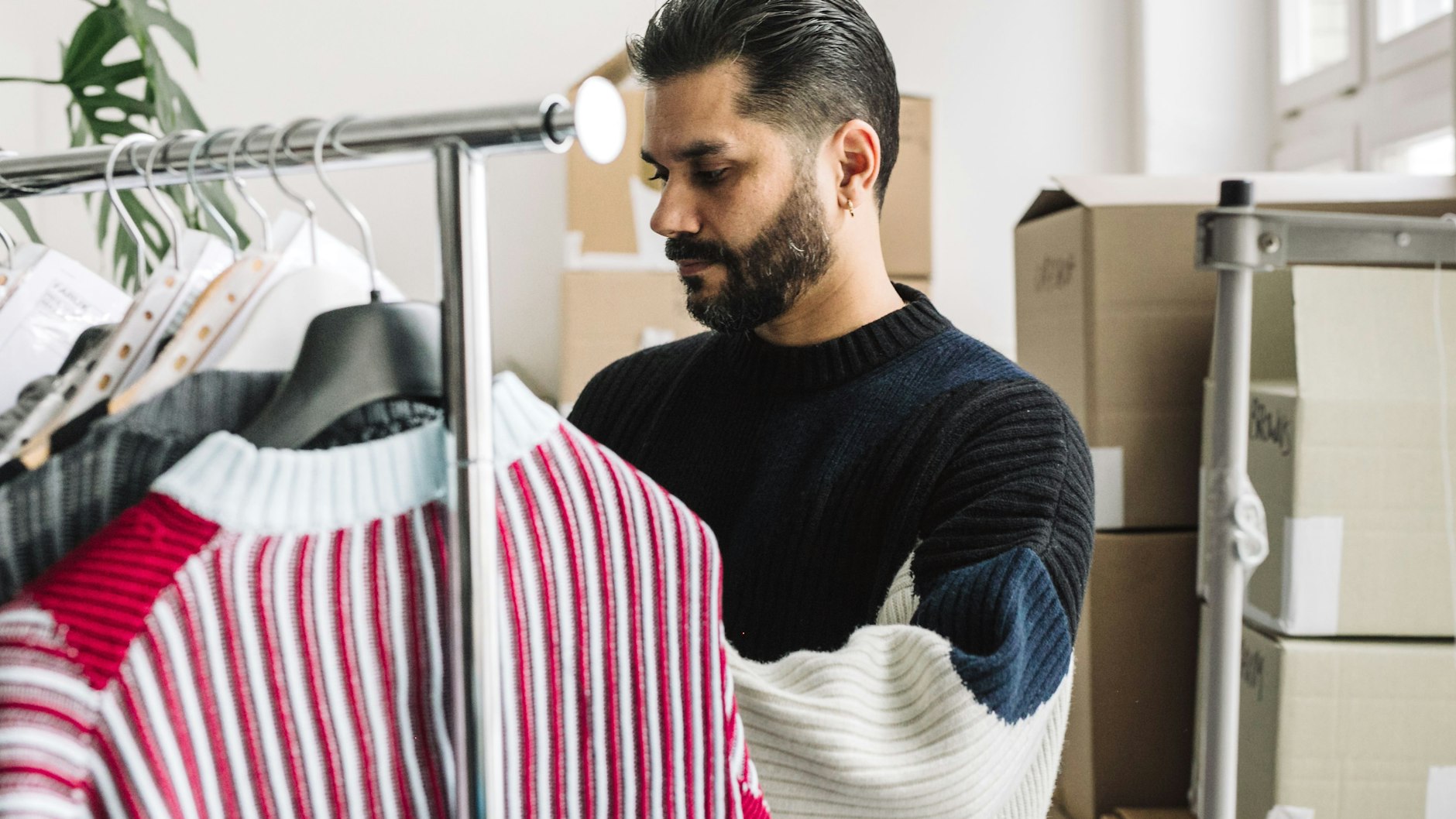 Alles vorbereitet: Benjamin Huseby fotografiert die GmbH-Kampagnen selbst.
