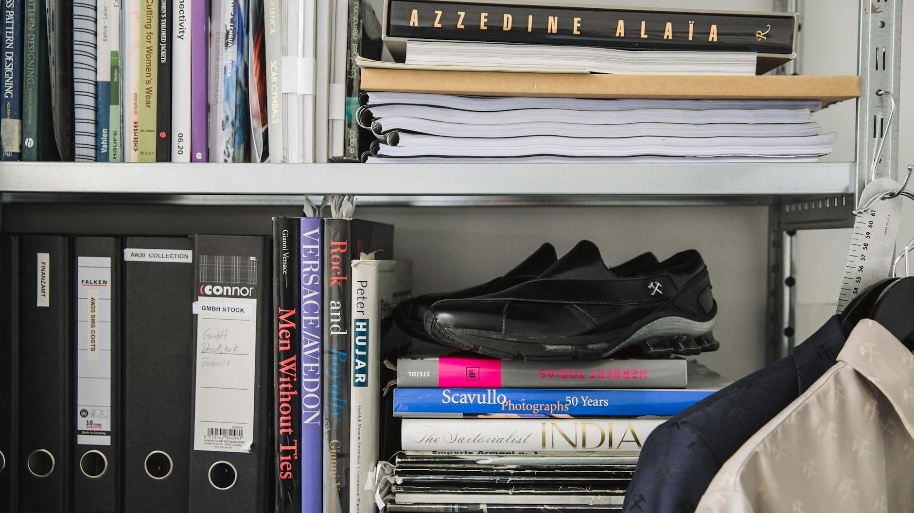 Inspiration stapelt sie sich im GbmH-Büro in Form von Fotografie- und Reisebänden. Die Schuhe mit dem Bergbau-Symbol gehen Anfang Dezember in den Verkauf.