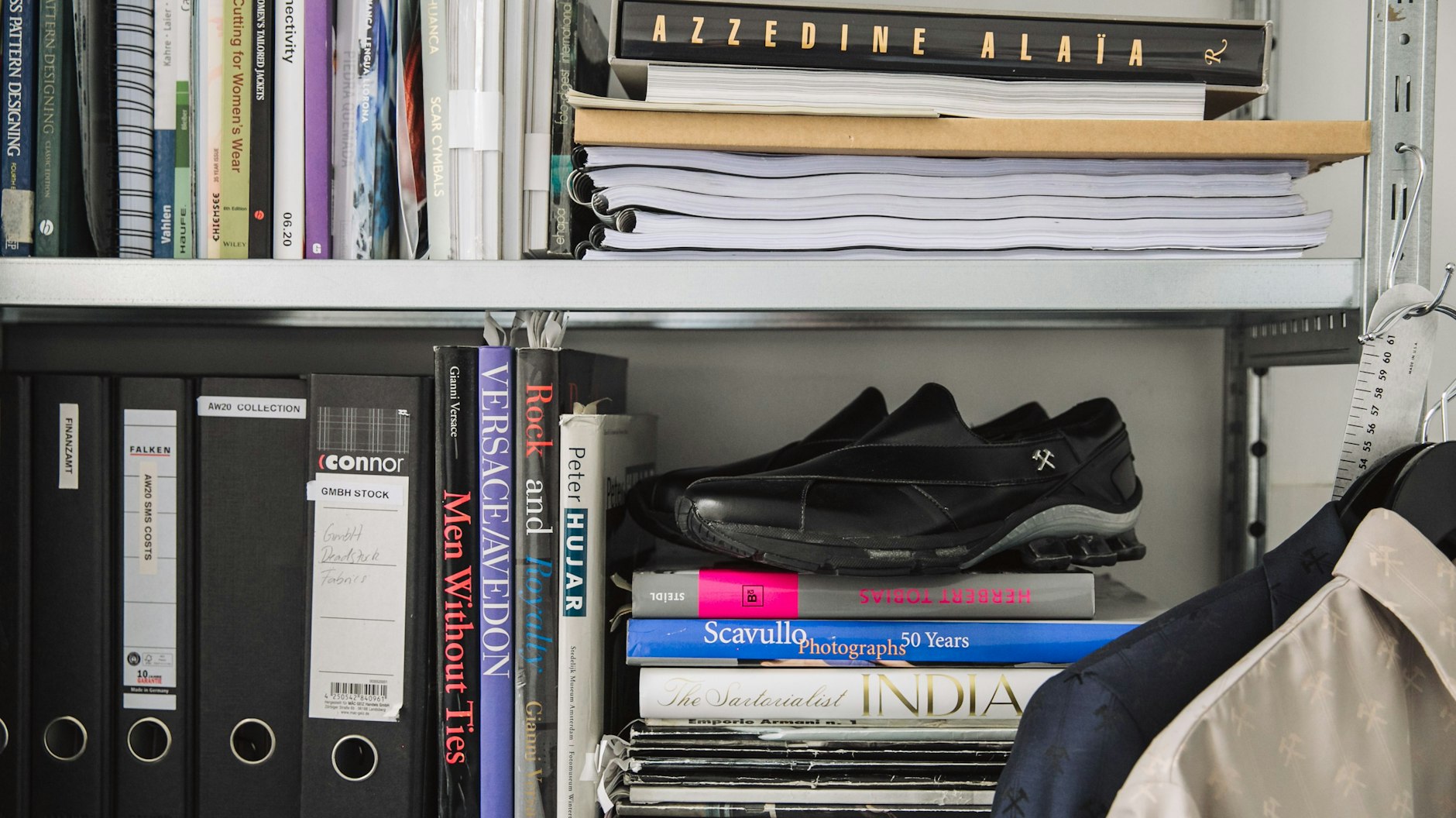 Inspiration stapelt sie sich im GbmH-Büro in Form von Fotografie- und Reisebänden. Die Schuhe mit dem Bergbau-Symbol gehen Anfang Dezember in den Verkauf.