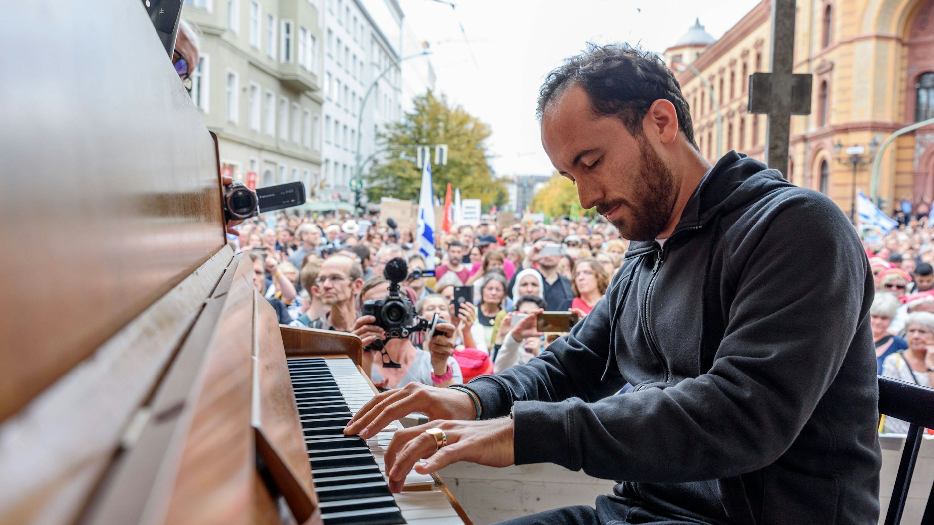 Igor infuriating the Süddeutsche by having exceptional musical talent – and an opinion.