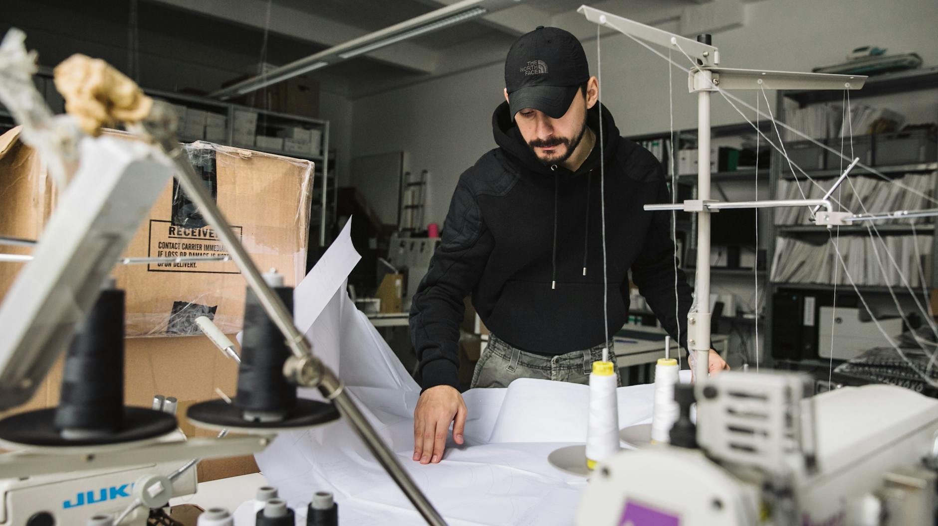 Serhat Isik bei der Arbeit im Kreuzberger Studio, wo die Entwürfe zu Schnitten werden.