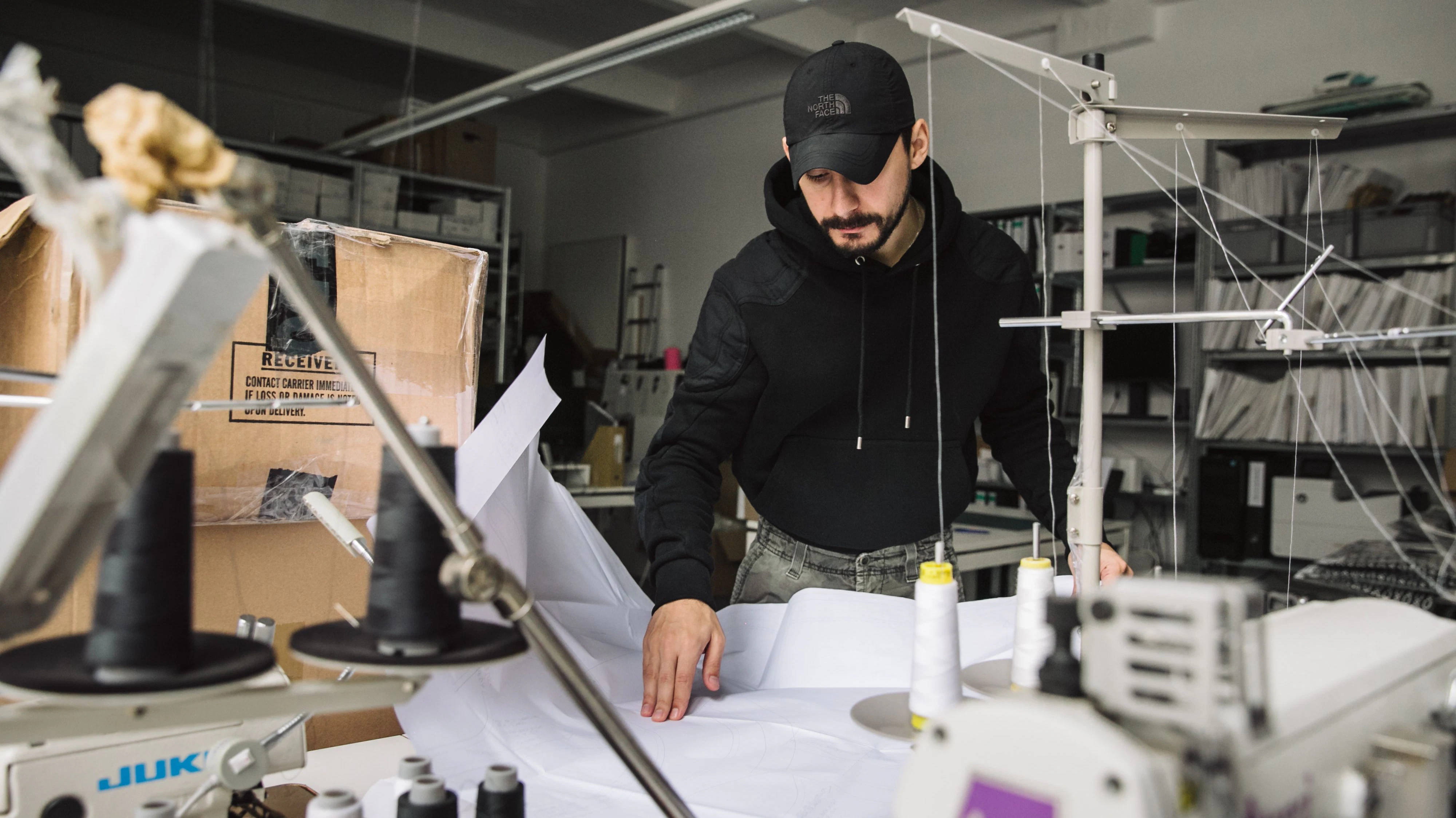 Serhat Isik bei der Arbeit im Kreuzberger Studio, wo die Entwürfe zu Schnitten werden.