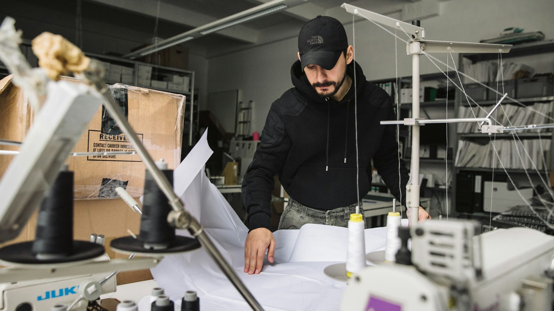 Serhat Isik bei der Arbeit im Kreuzberger Studio, wo die Entwürfe zu Schnitten werden.