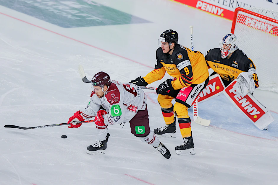 Die Eisbären Leon Gawanke und Mathias Niederberger harmonieren auch im DEB-Dress.
