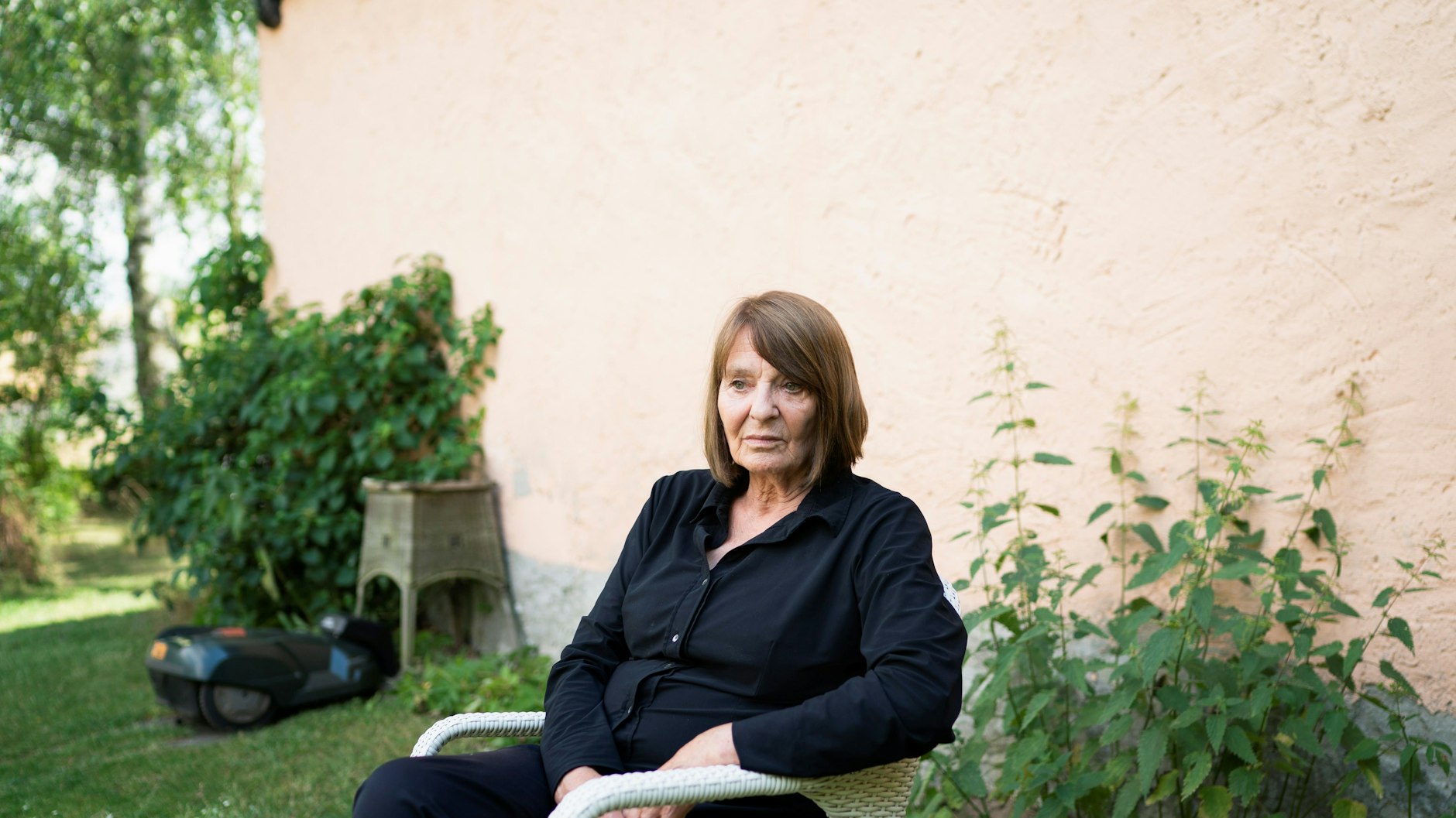 Die Schriftstellerin Monika Maron im Garten ihres Hauses in Mecklenburg-Vorpommern.