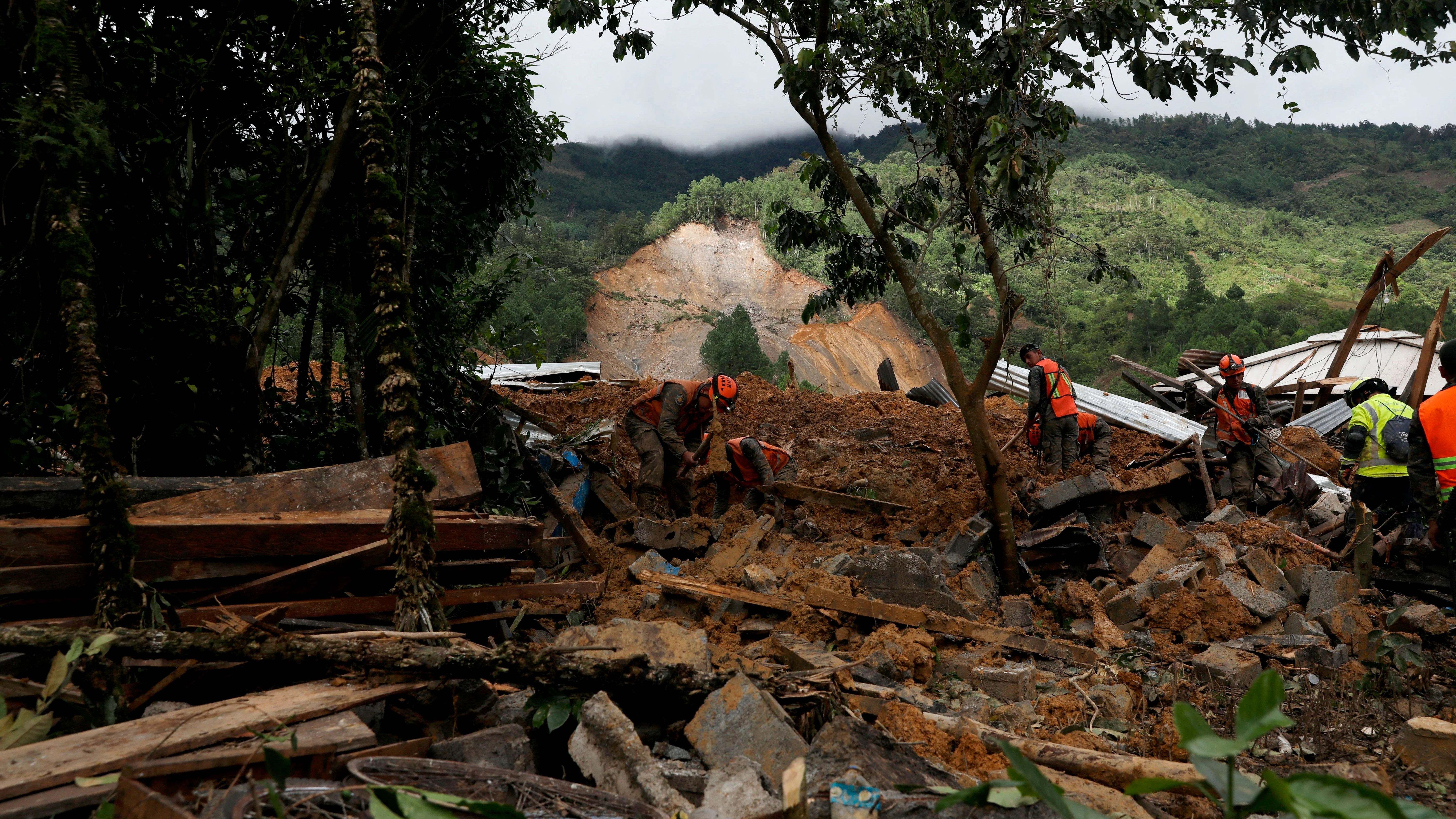 Nach Sturm „Eta“: Rettungskräfte suchen nach verschütteten Überlebenden in Queja, Guatemala.&nbsp;