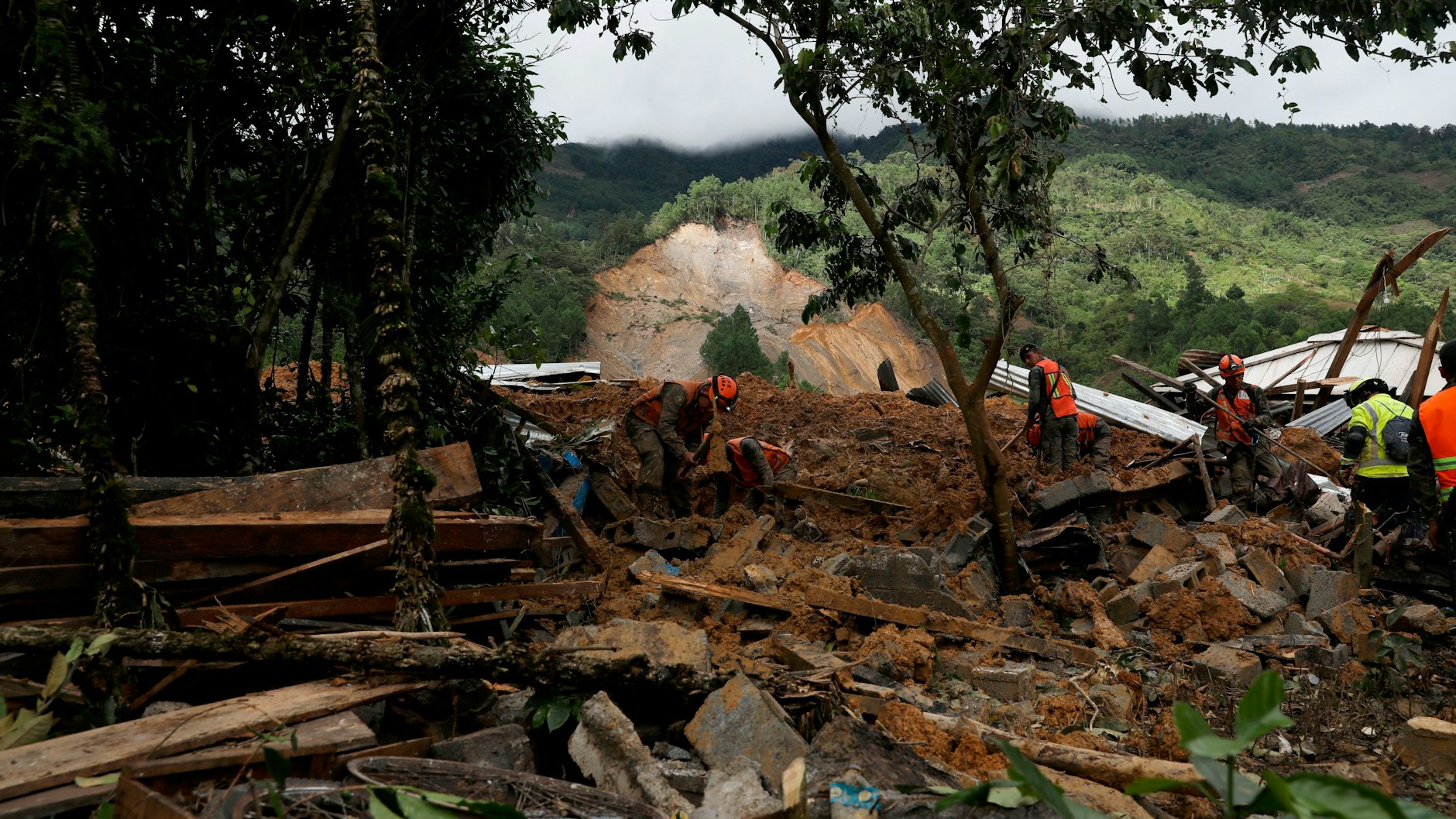 Nach Sturm „Eta“: Rettungskräfte suchen nach verschütteten Überlebenden in Queja, Guatemala.&nbsp;